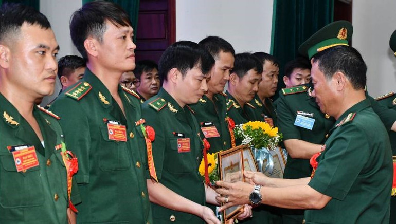 Đại tá Trịnh Thanh Bình, Chỉ huy trưởng Bộ đội Biên phòng Quảng Bình trao bằng khen cho các nhân có thành tích xuất sắc. Đại tá Trịnh Thanh Bình, Chỉ huy trưởng Bộ đội Biên phòng Quảng Bình trao bằng khen cho các nhân có thành tích xuất sắc.