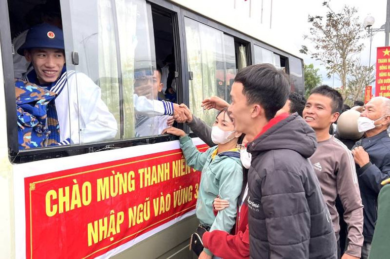 Người thân tại thành phố Đồng Hới lưu luyến tiễn chiến sĩ mới lên đường làm nhiệm vụ mà Tổ quốc giao cho.