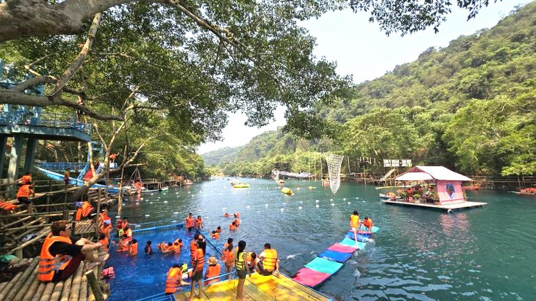 Khách du lịch bơi trên sông Chày giữa trưa nắng lên tới 43 độ ở Quảng Bình