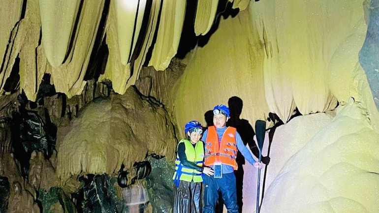 Nhiều bạn trẻ đến khám phá hang Sơn Nữ.