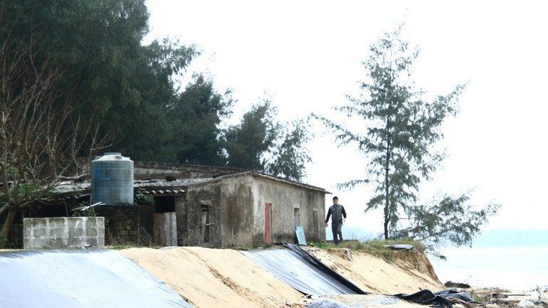 Biển "ăn" sâu vào khu vực nhà quản lý của khu nuôi tôm khiến hoạt động nuôi thủy sản phải tạm dừng.