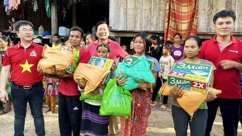 Câu lạc bộ thiện nguyện Bắc Trung Nam và các nhà hảo tâm trao 150 phần quà cho bà con.