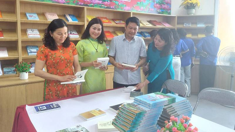 Các đại biểu tham quan không gian trưng bày sách tại Thư viện tỉnh Quảng Bình. Các đại biểu tham quan không gian trưng bày sách tại Thư viện tỉnh Quảng Bình.