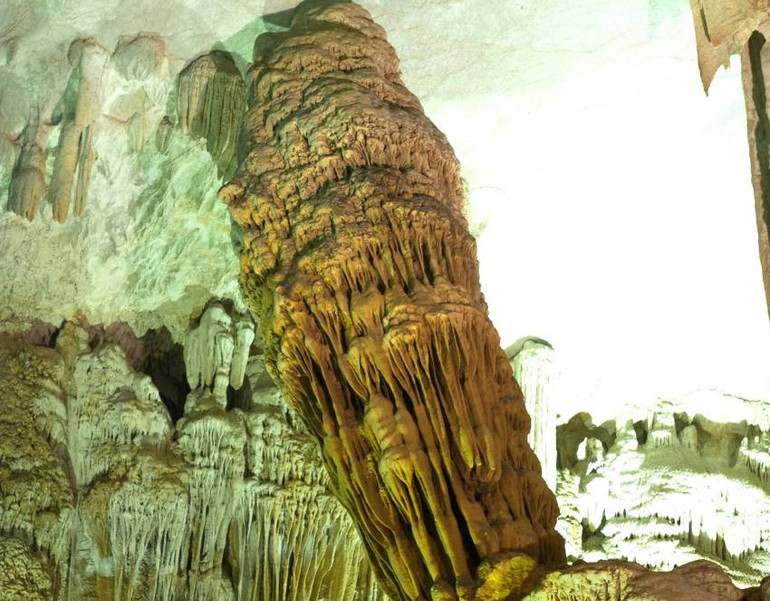 Cột thạch nhũ trong động Tiên Sơn.