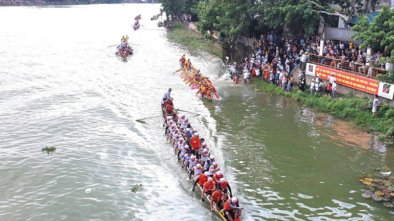 Vận động viên nào cũng cố gắng vục mái dầm sâu xuống nước, hợp lực đưa thuyền của mình vượt lên.