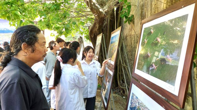 Triển lãm ảnh nghệ thuật về quê hương và con người Quảng Bình thu hút sự tham quan, thưởng lãm của nhiều người tại thành phố Đồng Hới.