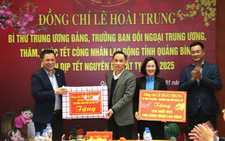 Đồng chí Lê Hoài Trung tặng 200 suất quà Tết cho người lao động có hoàn cảnh khó khăn.