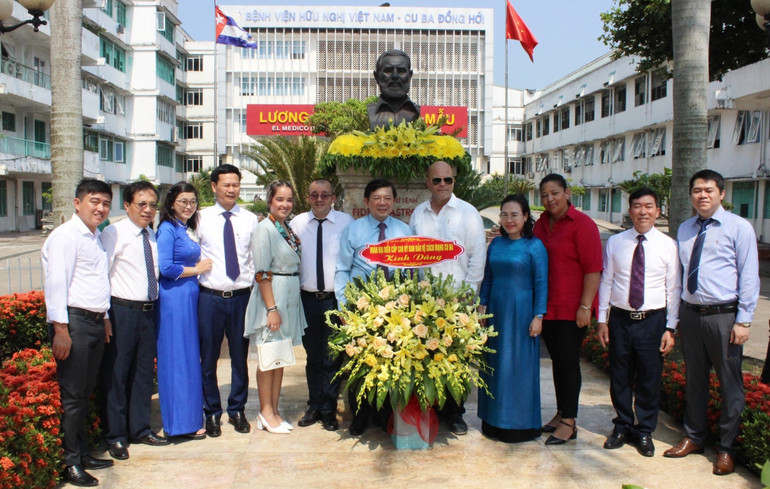 Các đại biểu dâng hoa tại tượng Chủ tịch Fidel Castro trong khuôn viên Bệnh viện hữu nghị Việt Nam-Cuba Đồng Hới.