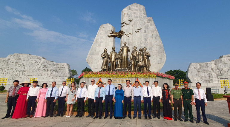 Các đại biểu chụp ảnh lưu niệm trước tượng đài Chủ tịch Hồ Chí Minh với nhân dân Quảng Bình