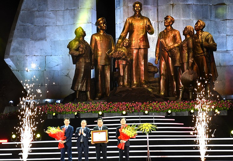 Thừa ủy quyền của Thủ tướng Chính phủ, Phó Bí thư Thường trực Tỉnh ủy Quảng Bình Trần Hải Châu trao bằng khen của Thủ tướng Chính phủ tặng cán bộ và nhân dân thành phố Đồng Hới.