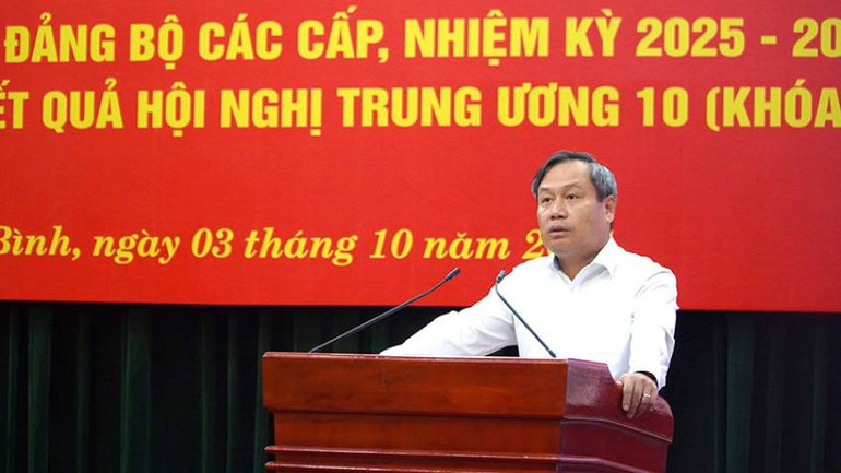 Bí thư Tỉnh ủy Quảng Bình Vũ Đại Thắng phát biểu tại hội nghị quán triệt, thực hiện các văn bản về chuẩn bị và tổ chức đại hội đảng bộ các cấp.