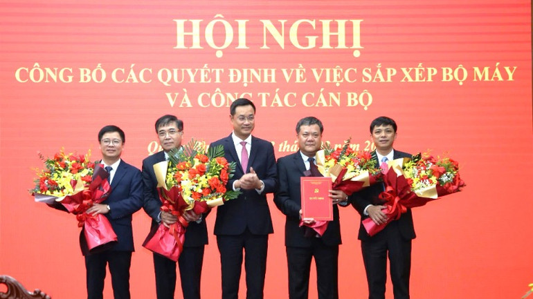 Các đồng chí Bí thư, Phó Bí thư Đảng ủy Ủy ban nhân dân tỉnh nhận quyết định và hoa chúc mừng của đồng chí Bí thư Tỉnh ủy Quảng Bình.