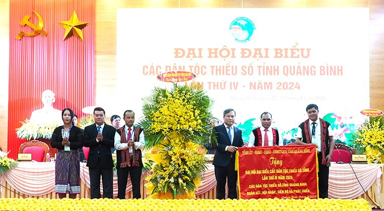 Bí thư Tỉnh ủy Quảng Bình Vũ Đại Thắng tặng lẵng hoa và bức trướng cho Đại hội. Bí thư Tỉnh ủy Quảng Bình Vũ Đại Thắng tặng lẵng hoa và bức trướng cho Đại hội.