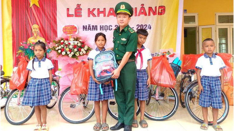 Bộ đội biên phòng Quảng Bình tặng cặp cho học sinh có hoàn cảnh khó khăn.