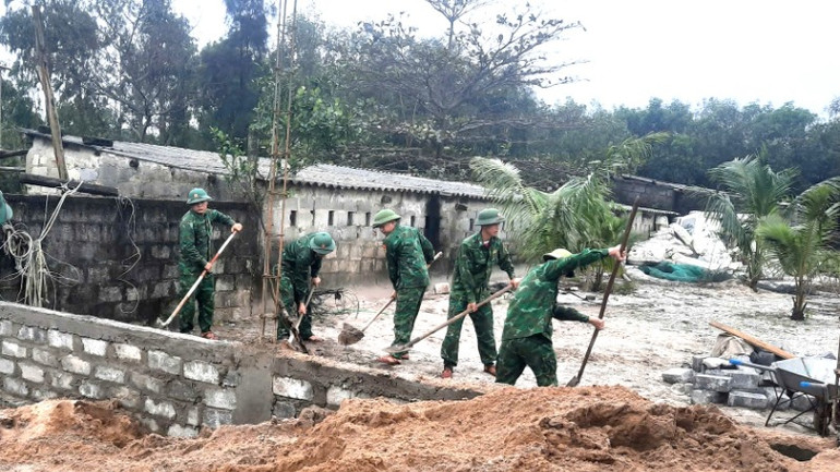 Đoàn viên, thanh niên Bộ đội Biên phòng Quảng Bình tham gia thi công nhà cho hộ nghèo trong tỉnh.