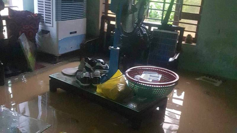 Một ngôi nhà ở thành phố Đồng Hới bị nước tràn vào nhà.