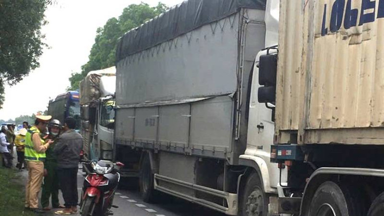 Lực lượng chức năng tìm hiểu nguyên nhân, xử lý vụ tai nạn liên hoàn.