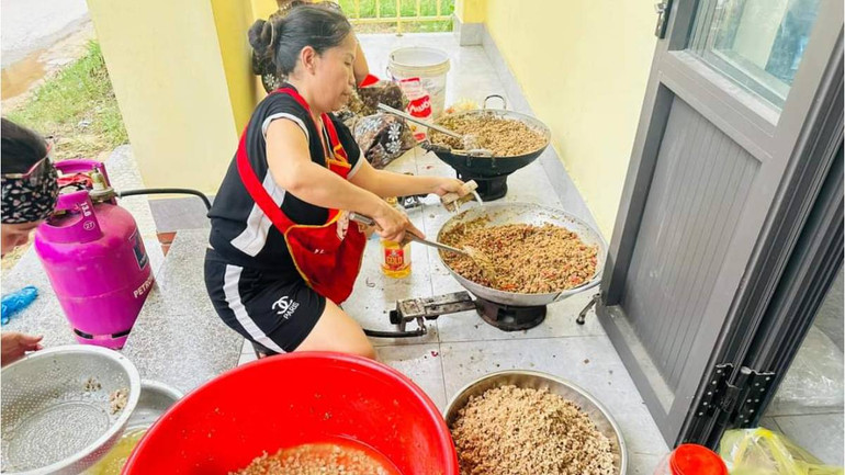 Bếp dã chiến “đỏ lửa” liên tục xào nấu, các mẹ, các chị làm món ruốc thịt thơm phức