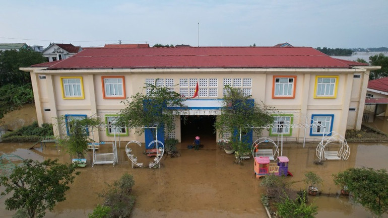 Đến chiều qua, 31/10, trường mầm non ở thị trấn Kiến Giang, huyện Lệ Thủy vẫn còn ngập nước. Đến chiều qua, 31/10, trường mầm non ở thị trấn Kiến Giang, huyện Lệ Thủy vẫn còn ngập nước.