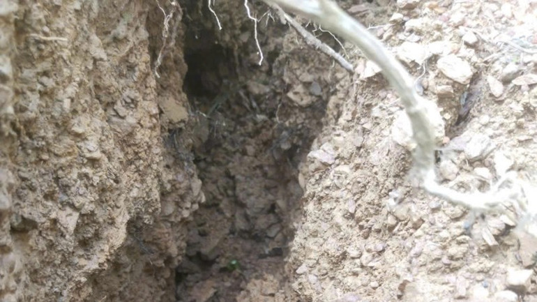 Vết nứt mới xuất hiện sau đợt mưa lũ cuối tháng 10 vừa qua và có nguy cơ rộng và nguy hiểm hơn.