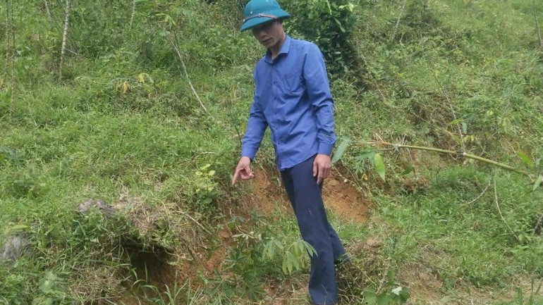 Vết nứt núi dài 40-55m gây nguy hiểm cho các hộ dân ở bản Tân Ly, xã Lâm Thủy