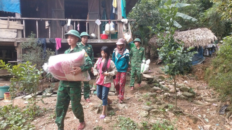 Bộ đội Biên phòng vận động người dân di dời và hỗ trợ chuyển tài sản, vật dụng cho bà con.