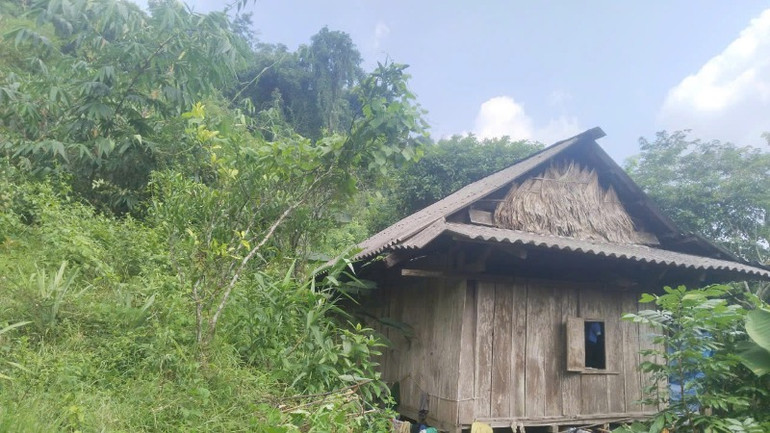 Vị trí nứt núi chỉ cách nhà dân khoảng 15m.