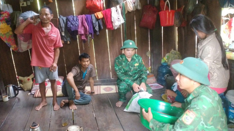 Cán bộ, chiến sĩ Đồn Biên phòng Làng Ho đến từng nhà vận động bà con di dời khẩn cấp.