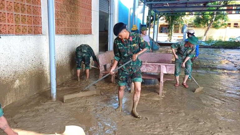 Lực lượng vũ trang tỉnh Quảng Bình giúp vệ sinh trường lớp ở huyện Lệ Thủy Lực lượng vũ trang tỉnh Quảng Bình giúp vệ sinh trường lớp ở huyện Lệ Thủy