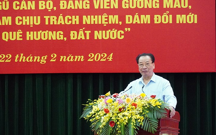 Giáo sư, Tiến sĩ Phùng Hữu Phú truyền đạt chuyên đề tại hội nghị của Tỉnh ủy Quảng Bình.