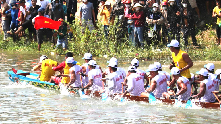 Chặng cuối về đích, nào chúng ta cùng gắng sức hô lên, hô lên, hô trai, hô trai.