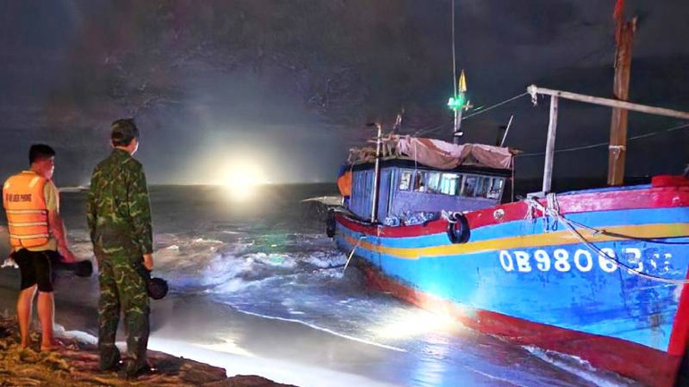 Tàu cá QB 98063 TS bị sóng đánh đứt dây néo, trôi vào mắc cạn ở bờ biển Bảo Ninh.