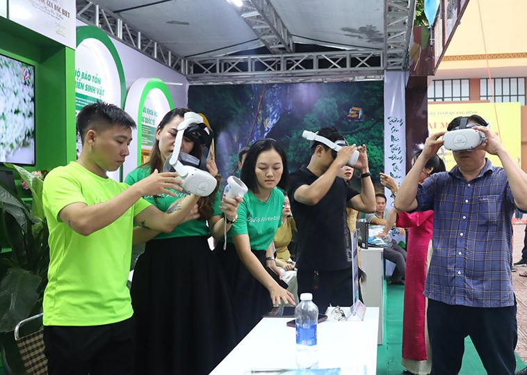 Trải nghiệm công nghệ VR khám phá du lịch Quảng Bình tại triển lãm.