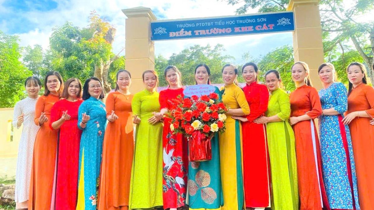 Trước điểm trường ở vùng biên giới cũng được lựa chọn để chị em có khuôn hình ưng ý.