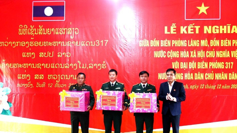 Lãnh đạo tỉnh Quảng Bình tặng quà cho các đơn vị bảo vệ biên giới chuyên trách của hai địa phương.