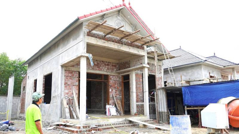 Người dân xã Vạn Ninh, huyện Quảng Ninh (Quảng Bình) xây nhà mới khang trang ở khu tái định cư