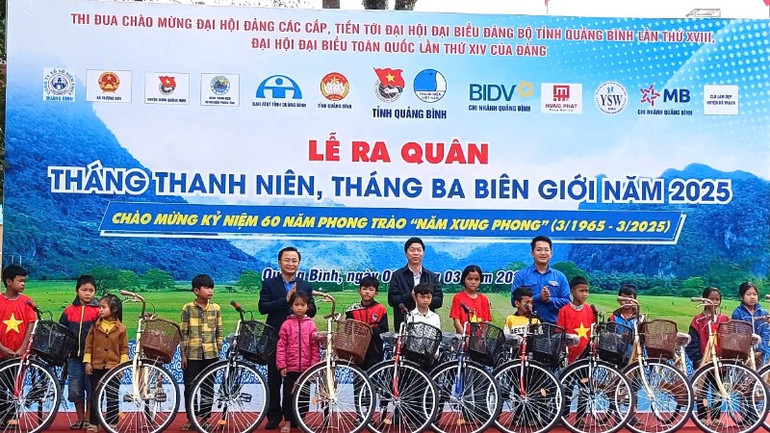 Lãnh đạo Ủy ban Mặt trận và Tỉnh Đoàn Quảng Bình trao xe đạp tặng học sinh khó khăn