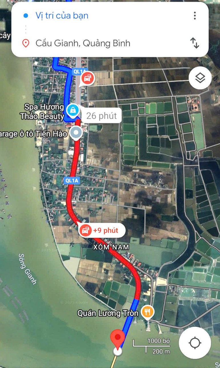 Quốc lộ 1 phía bắc cầu Gianh ở tỉnh Quảng Bình bị tắc, ùn ứ thể hiện trên Google Maps lúc 16 giờ 41 phút chiều nay 1/2.