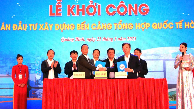 Chi nhánh Ngân hàng Phát triển Quảng Bình ký hợp đồng tín dụng với nhà đầu tư để xây dựng Cảng tổng hợp quốc tế Hòn La.