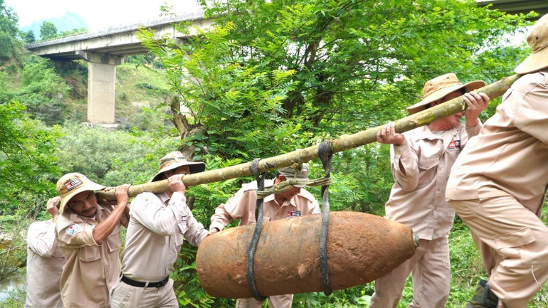 Lực lượng của Dự án MAG vận chuyển quả bom về khu vực chờ hủy nổ tập trung.