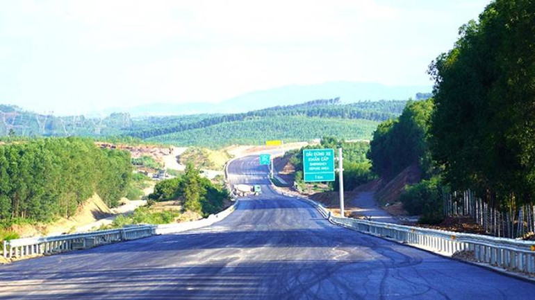 Một đoạn cao tốc bắc-nam qua Quảng Bình vừa hoàn thành.(Ảnh: AT)