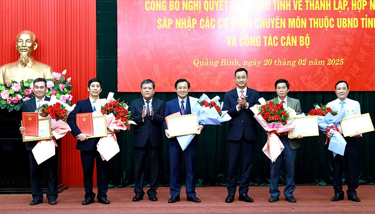 Lãnh đạo tỉnh Quảng Bình tặng hoa, trao bằng khen cho các cán bộ xin nghỉ hưu trước tuổi.