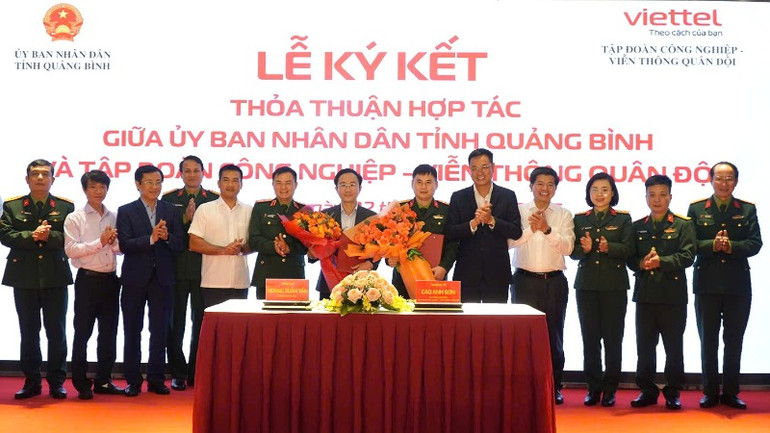 Lãnh đạo tỉnh Quảng Bình và Viettel tặng hoa, chúc mừng tại lễ ký kết.