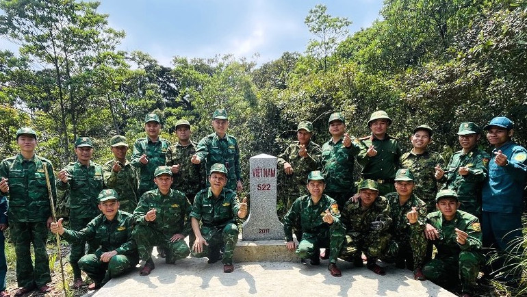 Lực lượng bảo vệ biên giới 2 tỉnh Quảng Bình và Khammouane chụp ảnh lưu niệm tại cột mốc 522.