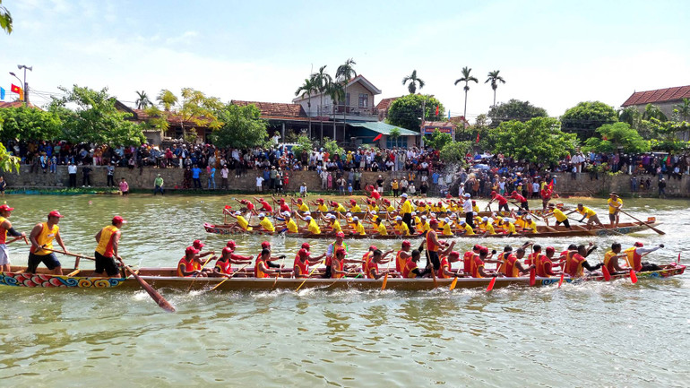 Càng về cuối nguồn, lòng sông Kiến Giang càng hẹp, người dân có thêm thuận lợi để cổ vũ các thuyền bơi.