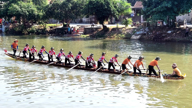 Phụ nữ Lệ Thủy vốn gắn bó với đồng ruộng và gia đình nhưng khi thành vận động viên, họ cũng đua tranh quyết liệt không kém nam giới.