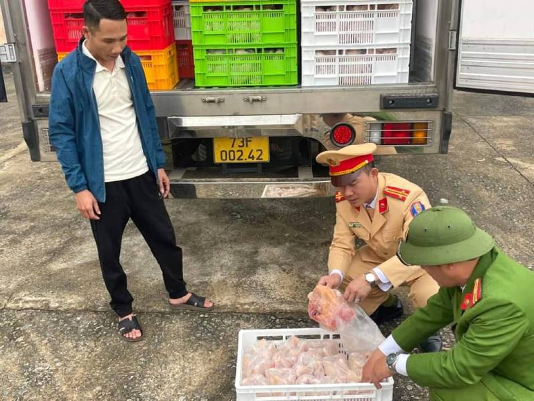Gần 4 tấn gà đông lạnh không rõ nguồn gốc bị lực lượng chức năng tỉnh Quảng Bình bắt giữ, xử lý.