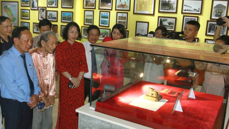 Các đại biểu tham quan bảo vật quốc gia “Ấn quan Tuần phủ Đô tướng quân”.