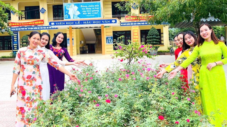 Tuần lễ áo dài trở thành hoạt động sôi động, tươi mới lan tỏa từ các cơ quan, trường học đến cộng đồng ở vùng biên giới Trường Sơn.