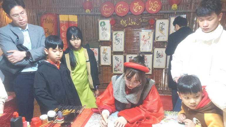 "Cô đồ" cho chữ ngày xuân. "Cô đồ" cho chữ ngày xuân.